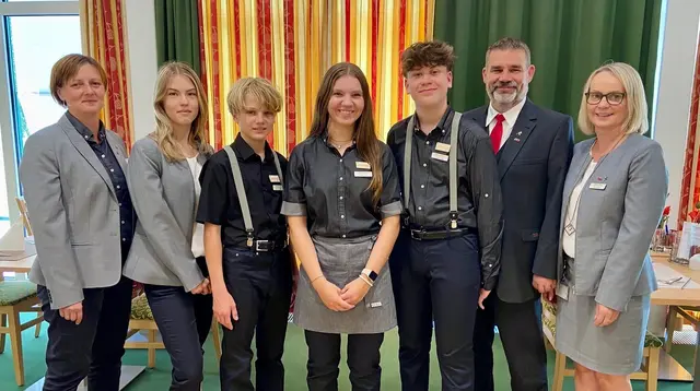 Andrea Dorr, Leiterin Service, mit den neuen Lehrlingen Rebekka Wandl, Clemens Leister, Mia Winkler und Konstantin Zwettler  sowie Jürgen Wiesinger, Bereichsleiter Hotel, und Karin Menhart vom Mitarbeitermanagement. | Foto: HKZ Groß Gerungs