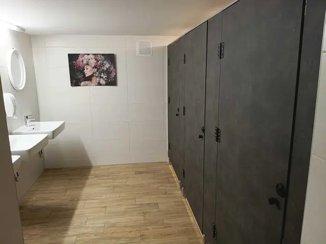 Im ehemaligen Stall wurde eine neue Duschanlage und Toiletten errichtet.  | Foto: Winkelmayer