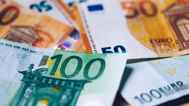 Jede Gemeinde bekommt zumindest 60.000 Euro – alles darüber wird nach Finanzkraft und Einwohnerzahl verteilt. | Foto: Smarterpix/DaLiu