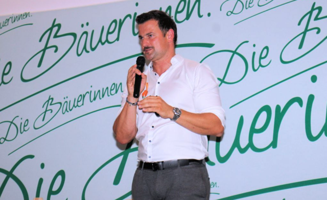 Metereologe und Moderator Sigi Fink referierte über Wetterphänomene und Wolkenarten. | Foto: Cescutti