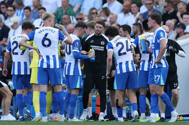 Brighton-Cheftrainer Fabian Hurzeler gibt seinen Spielern während einer Trinkpause Anweisungen. (Archiv) | Foto: APA-Images / REUTERS / John Sibley
