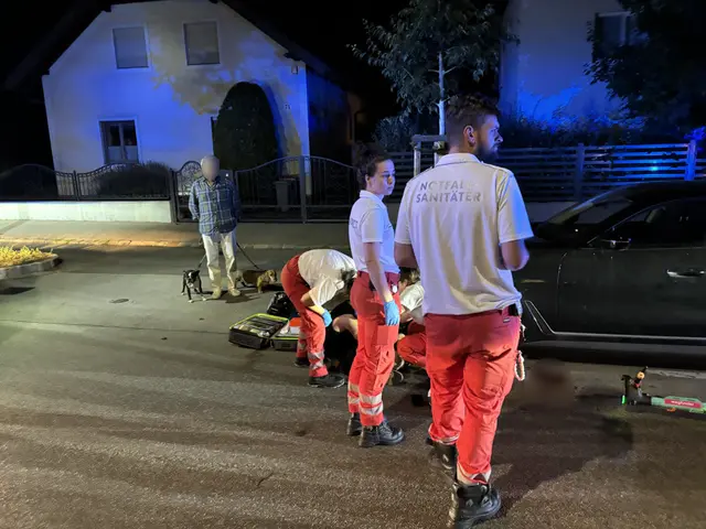 Die Feuerwehr Baden-Stadt und Baden-Leesdorf wurden zu einem Unfall zwischen einem E-Roller und einem Pkw alarmiert. | Foto: Freiwillige Feuerwehr Baden-Stadt / Viktor van de Castell