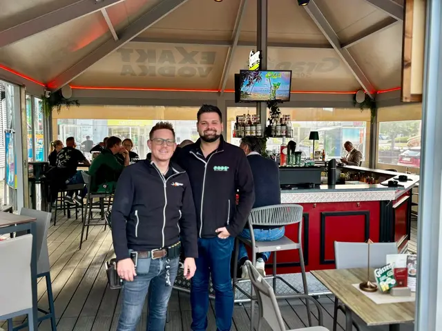 Andreas Janda und Peter Hartleb in ihrer Schirmbar in der Arena Fohnsdorf.