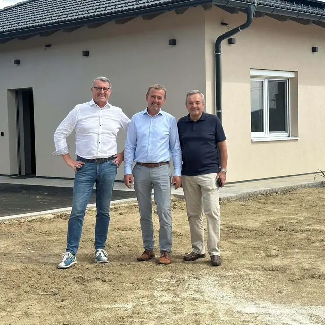 In der Waldsiedlung wollen Alfred Kollar, Harald Brunner und Reinhard Knaus (v.l.) demnächst die ersten drei OSG-Bungalows übergeben.  | Foto: OSG