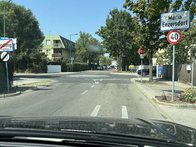 Kein Kreisverkehr: Vier Stopptafeln nehmen Tempo raus, die Fahrer müssen sich über die Vorfahrt einigen (Grenzgasse/Gabrielerstraße in Mödling). | Foto: Hirss