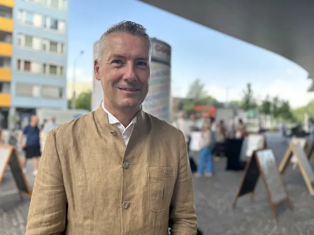 Dominik Sobota, Geschäftsführer der Progress Werbung, konnte sich auf keinen Favoriten der diesjährigen Werke festlegen – begeistert ist er auf jeden Fall von allen ausgewählten Werken. | Foto: Sabrina Moriggl