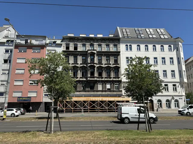 Das Zinshaus am Gürtel soll saniert werden, im hinteren Bereich der Liegenschaft steht ein Abriss an.  | Foto: Luca Arztmann/MeinBezirk