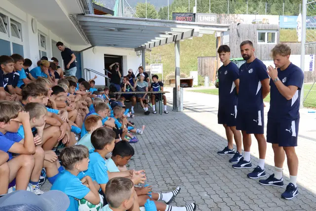 Besonderer Besuch im Camp: Die WSG-Spieler Salko Hamzic, Nikola Baden und Lukas Hinterseer standen den jungen Kickern Rede und Antwort. | Foto: Kendlbacher