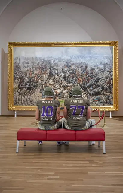Die Vikings Spieler wurden im heeresgeschichtlichen Museum in den neuen Trikots in Szene gesetzt.  | Foto: Hannes Jirgal/Vienna Vikings