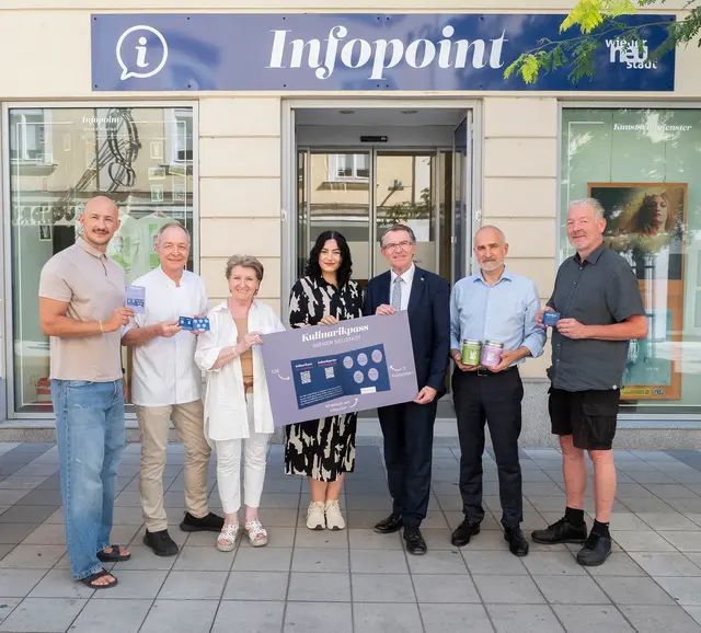 Dominik Zusag (Café-Restaurant-Bar Witetschka), Heinz Ferstl (Café-Konditorei Ferstl), Erste Vizebürgermeisterin Erika Buchinger (ÖVP), Theres Adler (Tourismus Wiener Neustadt), ÖVP-Tourismusstadtrat Franz Piribauer, August Lechner (Hildegards Refugium) und Ronald Köller (Konditorei Köller). | Foto: Stadt Wiener Neustadt/Maurer