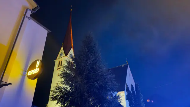 Ein Trupp der Feuerwehr erkundete die Innenräumlichkeiten des Gotteshauses.   | Foto: ZOOM.Tirol