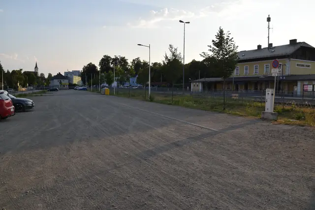 Nicht asphaltierter Parkplatz gegenüber des Wieselburger Bahnhofs | Foto: Roland Mayr/MeinBezirk Scheibbs