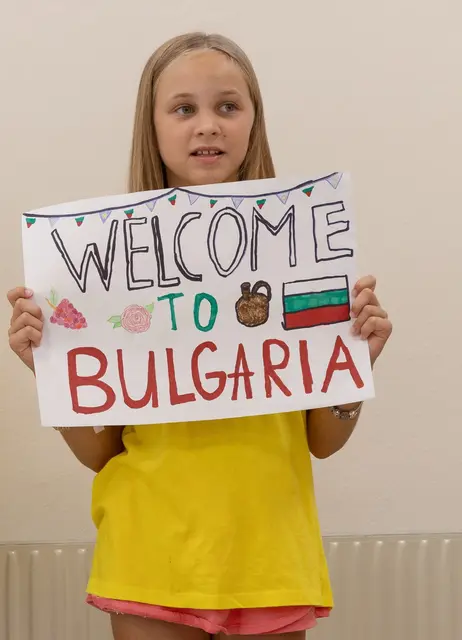 Yoana brachte eine selbstgemalte Zeichnung mit, auf der u.a. die bulgarische Flagge und Rosen zu sehen sind. Die Rose gilt als bedeutendes Kultursymbole Bulgariens. | Foto: Richard Tanzer