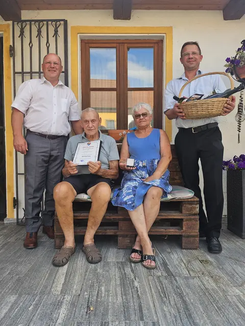 60 Jahre gemeinsam durchs Leben: Bürgermeister Horst Frank und GGR Rudolf Haas gratulierten Johanna und Rudolf Patrias aus Steinebrunn zur Diamantenen Hochzeit. | Foto: Gemeinde