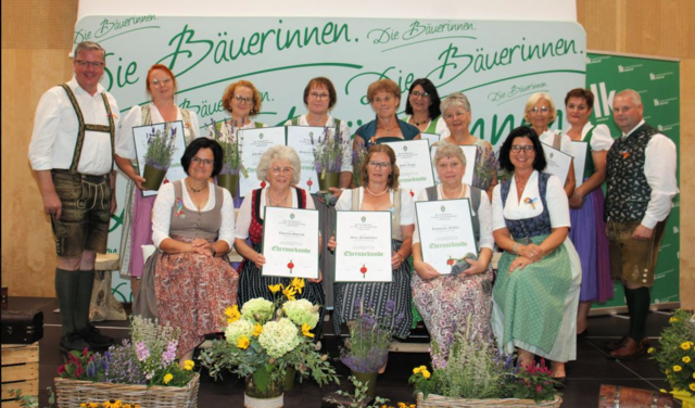 Andreas Steinegger, Markus Kollmann und Anita Suppanschitz gratulierten den aktuellen elf Trägerinnen der Bäuerinnennadel. | Foto: Cescutti