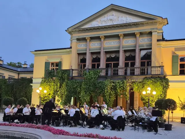 Anfang August konzertierte die Salinenmusikkapelle Bad Ischl vor traumhafter Kulisse im Kaiserpark.