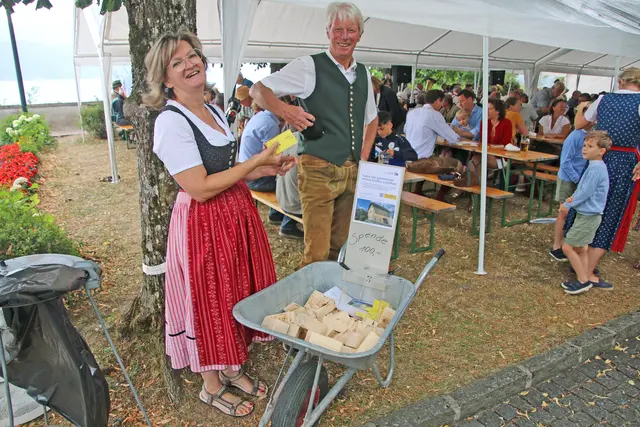Eine Scheibtruhe voll Geld statt Bausteinen: Gabriella Gastelsberger und Gerhard Gschwandtner sammeln Spenden für das Pfarrzentrum "Atterium". | Foto: Ballestrem/Pfarrgemeinde Attersee