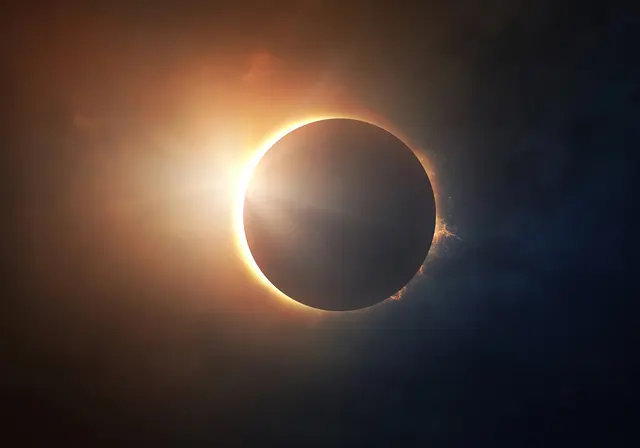 Die Sonnenfinsternis startet am 12. August um 19:23 Uhr. Medizinalrat Paul Niederberger empfiehlt, ausschließlich unbeschädigte Sonnenfinsternis-Brillen oder Sonnenfilter zu verwenden, die der europäischen Norm EN ISO 12312-2 entsprechen.  | Foto: smarterpix/kevron2002