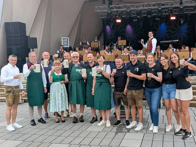 Ehrengäste und das OK-Team stießen auf das 40-Jahr-Jubiläum der Koasanacht an. | Foto: Gernot Schwaiger