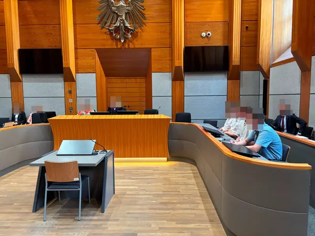 Die vier Angeklagten mussten sich am 4. August im Schwurgerichtsaal verantworten. | Foto: Thomas Geineder
