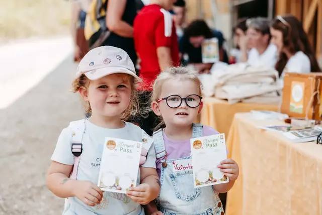Kleine Entdecker starten voller Vorfreude in den Erlebnistag am Bio-Bauernhof.
 | Foto: Bio Austria/Julia Mühlberger
