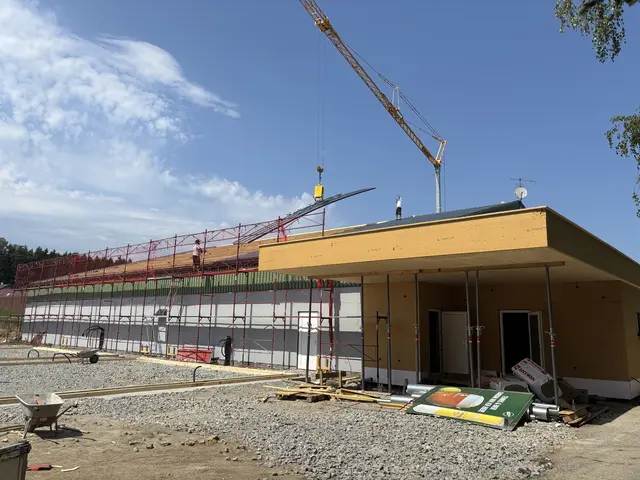 Die Bauarbeiten laufen aktuell auf Hochtouren. Bis spätestens Ende September soll das neue Sportzentrum eröffnet sein. | Foto: David Ebner/MeinBezirk
