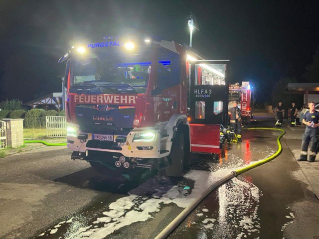 Die Feuerwehren Purgstall und Feichsen konnten den Brand rasch unter Kontrolle bringen und ein Übergreifen der Flammen auf das Nebengebäude verhindern.
 | Foto: DOKU-NÖ