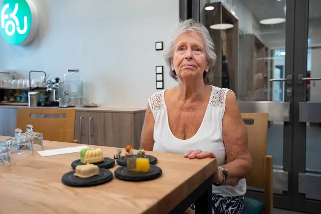 Der Bewohnerin Christa schmeckt das leicht kaubare Brot mit Bärlauch besonders. | Foto: Sade Jerabek/Meinbezirk