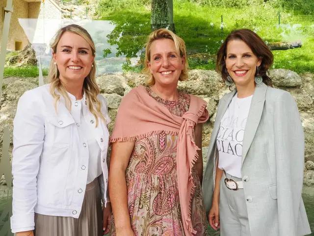 Das Unternehmen Spar unterstützt das Zuhause der Pinguine im Zoo Salzburg. Zoo-Geschäftsführerin Sabine Grebner (Mitte) freut sich gemeinsam mit Martina Bichler (Stv. Spar-Geschäftsführerin) und Landeshauptfrau Karoline Edtstadler (rechts). | Foto: Spar