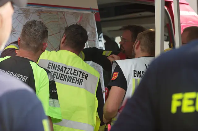 Besprechung in der Einsatzleitung, um sich einen Überblick über die Lage zu verschaffen. | Foto: Santrucek