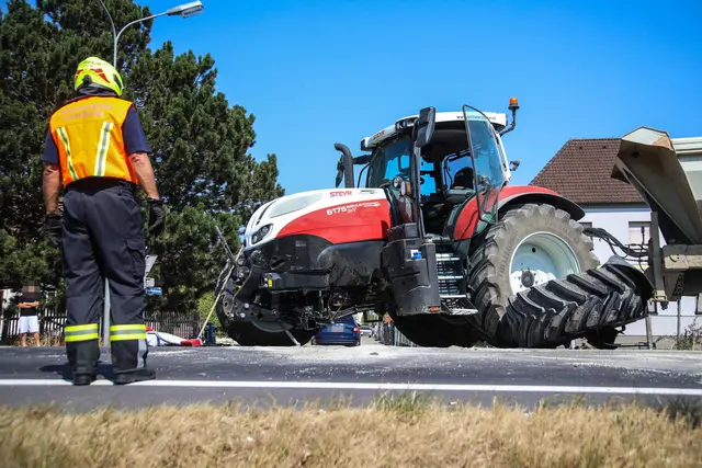 Heftiger Crash in Marchtrenk: Ein BMW und ein Traktor stoßen zusammen und werden dabei schwer beschädigt. | Foto: laumat.at
