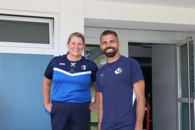 Silvia mit WSG-Spieler Lukas Hinterseer. | Foto: Kendlbacher