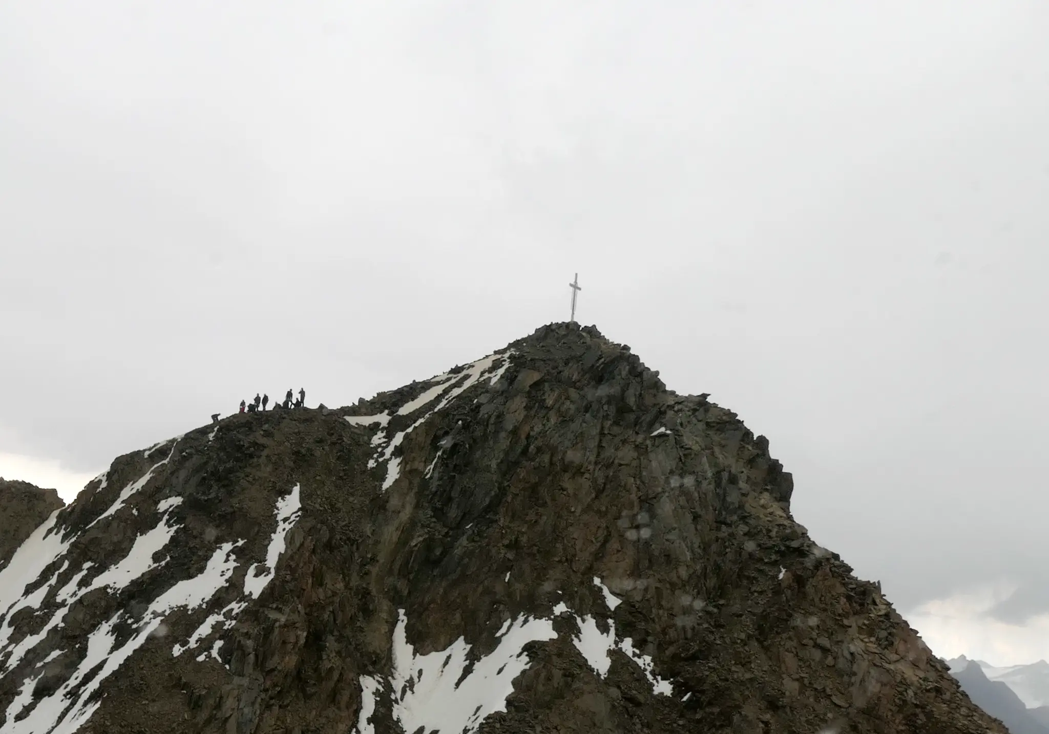Sölden: Accident on the Wildspitze - | Mountaineer falls 20 meters into ...
