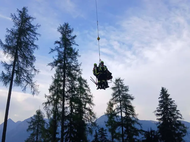 Aufgrund der schwer zugänglichen Lage des Brandherdes wird die Mannschaft vom Polizeihubschrauber per Tau direkt im Einsatzgebiet abgesetzt. | Foto: Freiwillige Feuerwehr Flattach-Fragant
