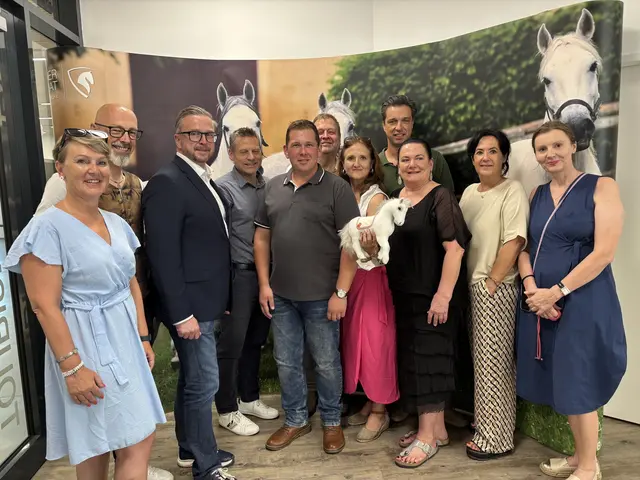 Präsentation des Lipizzaner-Almabtriebs: Claudia Nöres-Neuherz, Bernd Mara, Helmut Linhart, Thomas Apfelthaler, Michael Hiebler, Oliver Pink, Susanne Haubenhofer, Thomas Brandner, Andrea Wagner, Linda Peißl und Ulrike Janach | Foto: MeinBezirk/Harald Almer