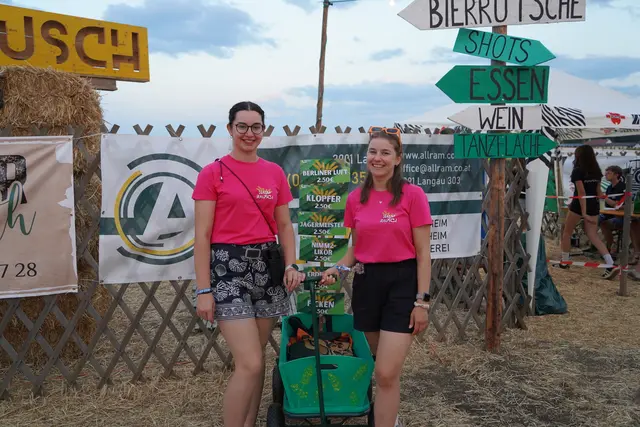 Mobiler Schnapswagen, bewegt, am Eventgelände, von Iris Paulik und Annika Führer. | Foto: "Halmrausch"