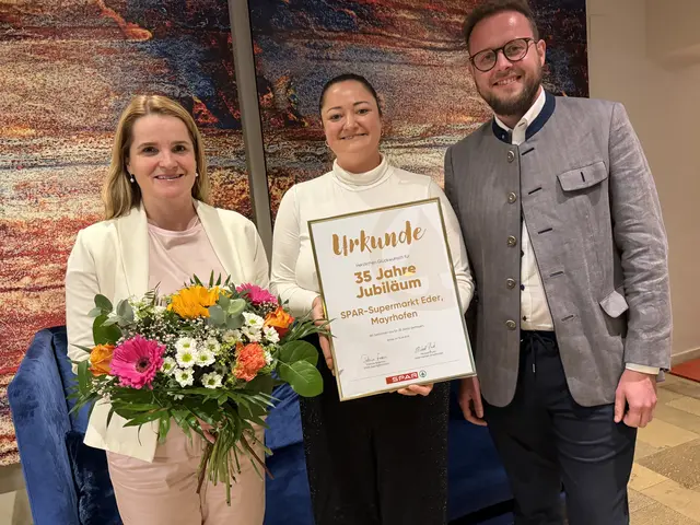 35 Jahre SPAR Eder – ein Familienbetrieb mit Geschichte: Kathrin Eder (Mitte) führt den Nahversorger im Ortszentrum von Mayrhofen als selbst-ständige Kauffrau. SPAR-Geschäftsführerin Patricia Sepetavc und Vertriebsleiter Michael Pfund gratulierten.

 | Foto: SPAR