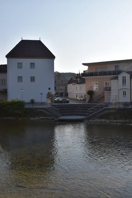 Die Statdtmole an der Erlauf in Scheibbs soll bald mit Bäumen beschattet werden, die nach dem Stadtschwamm-Prinzip gepflanzt werden. | Foto: Roland Mayr/MeinBezirk Scheibbs