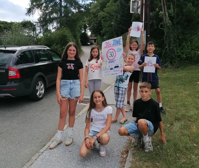 Die Kinder setzen sich für eine 30er-Zone ein