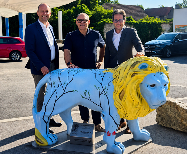 Bürgermeister Niko Reisel mit den Vorstandsdirektoren Helmut Scheidl und Manfred Hofbauer. | Foto: Gemeinde