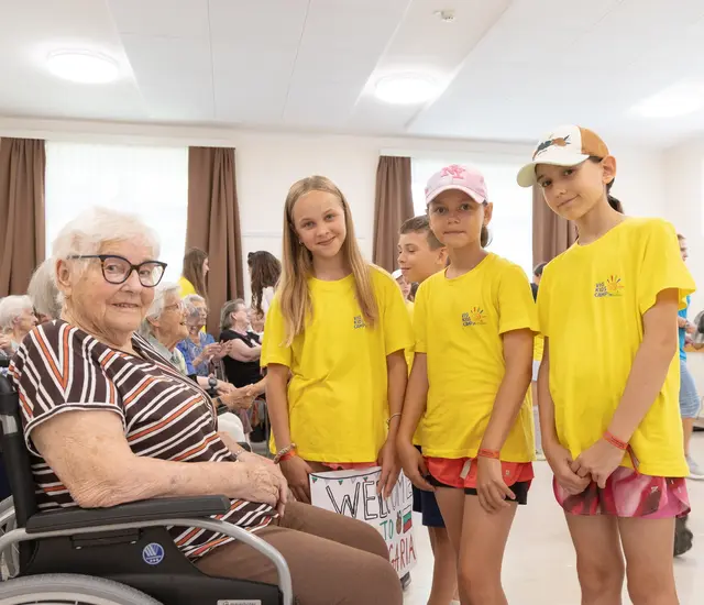 Die 88-jährige Sophia hieß den internationalen Besuch herzlich willkommen. | Foto: Richard Tanzer