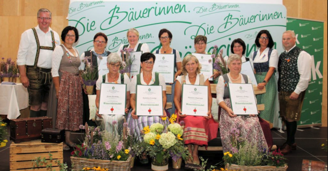 Voller stolz präsentierten die Bäuerinnen ihre Bäuerinnennadeln. | Foto: Cescutti