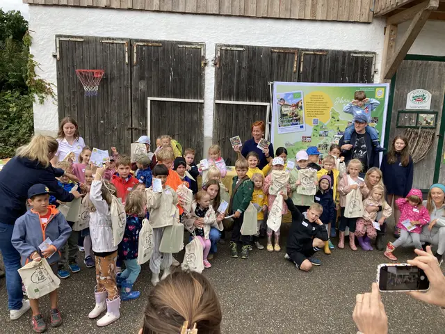 VIele Kinder kamen zur „Mira &amp; Maxi Bio-Bauernhof Erlebnistour“ am Bio.Erlebnis.Hof Bruckbacher in Weyregg. | Foto: Bio Austria/Marlene Wolfsteiner