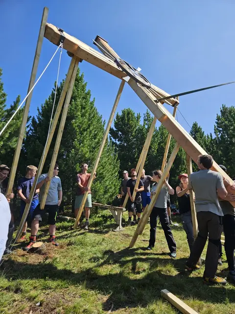 Perfekte Teamarbeit am beliebten Aussichtsplatzl in Navis! Die Einweihung des neuen Wetterkreuzes erfolgt am Sonntag. | Foto: JB Innernavis