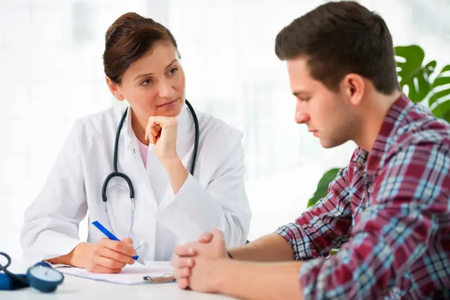 Ärztin mit Patient