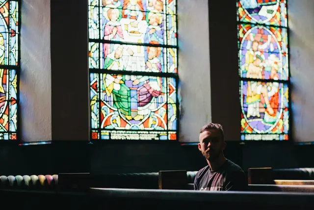 Während draußen die Hitze drückt, empfängt viele Kirchen eine wohltuende Kühle. Verkehrslärm und Alltagshektik bleiben vor der Tür, stattdessen prägen Ruhe, Licht und die besondere Ausstrahlung der historischen Räume den Moment. | Foto: Karl Fredrickson/unsplash