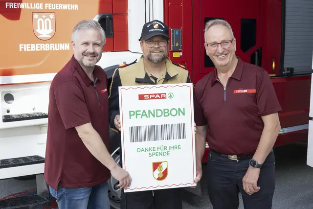 Spar-Kaufmann Michael Köchl, Feuerwehrkommandant Hannes Harasser und Spar-Kaufmann Alois Hofer (v. li.) freuen sich gemeinsam über die Pfandbonspende. | Foto: Spar