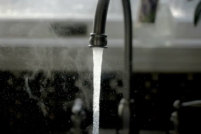 Die Bakterien vermehren sich vor allem bei einer Wassertemperatur von 25 bis 45 Grad. (Symbolfoto) | Foto: Imani/Unsplash