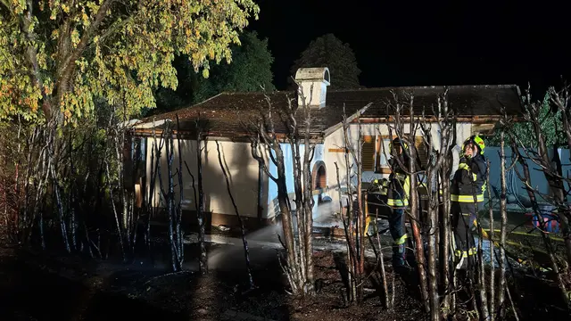 Unter Atemschutz bekämpften die Feuerwehrleute den Brand und verhinderten eine weitere Ausbreitung. | Foto: DOKU-NÖ