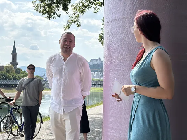 Der Künstler David Fisslthaler mit seiner umgesetzten Idee – eine verpackte Litfaßsäule. | Foto: Sabrina Moriggl